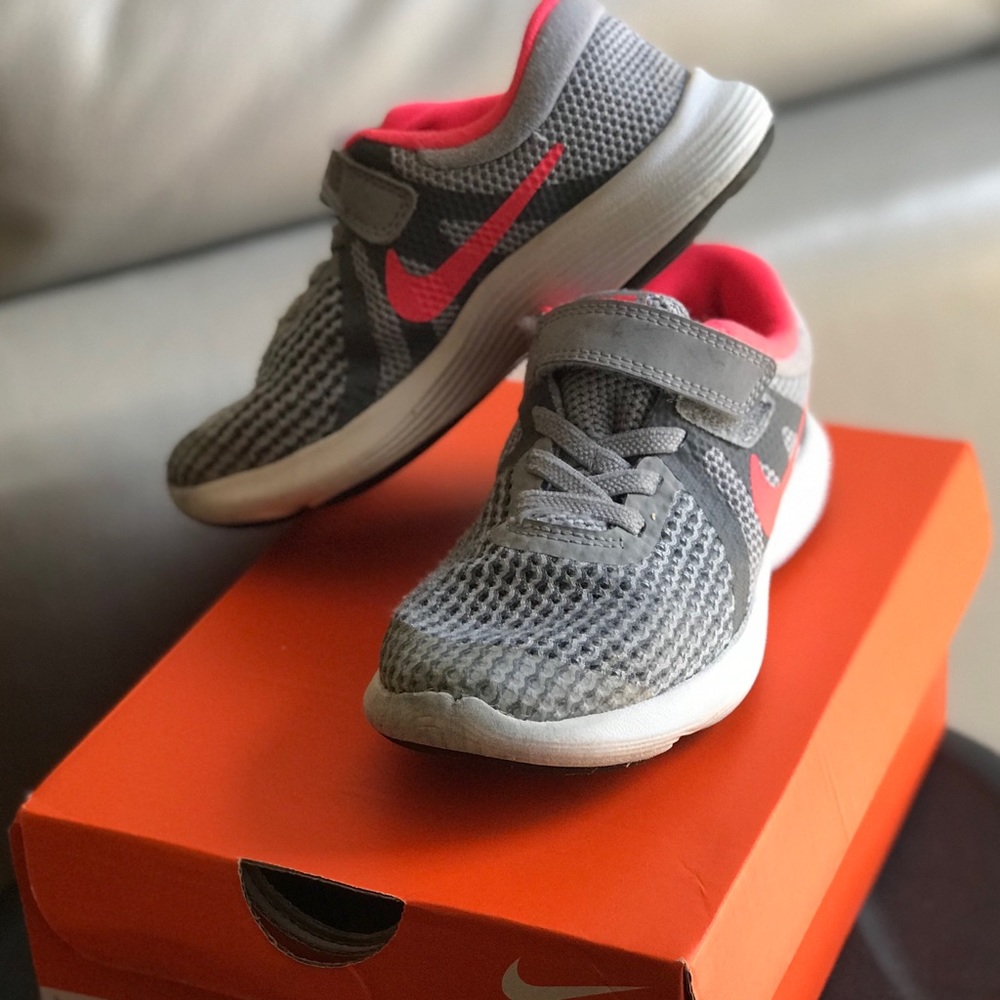 Nike Girls Sneakers shoes size11c Gray/ neon pink